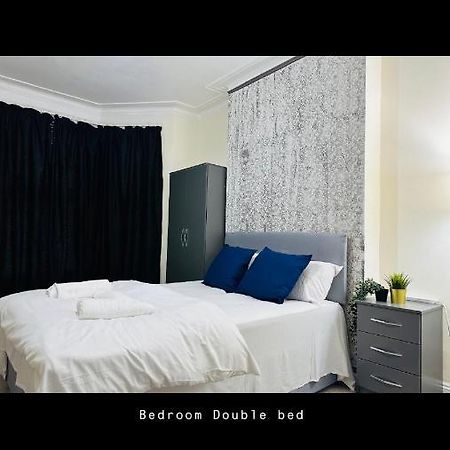 2 Bedroom Double Bed In East Londra Dış mekan fotoğraf
