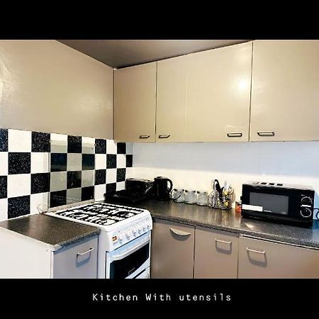 2 Bedroom Double Bed In East Londra Dış mekan fotoğraf