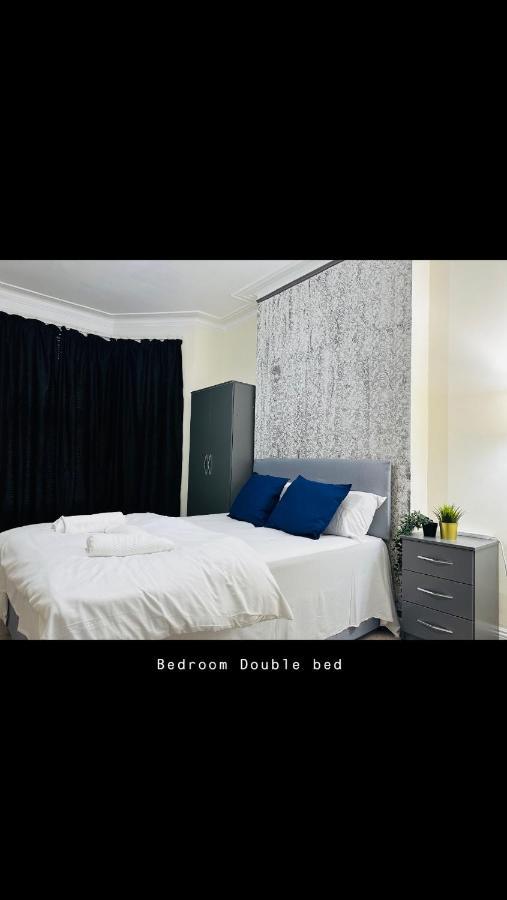 2 Bedroom Double Bed In East Londra Dış mekan fotoğraf