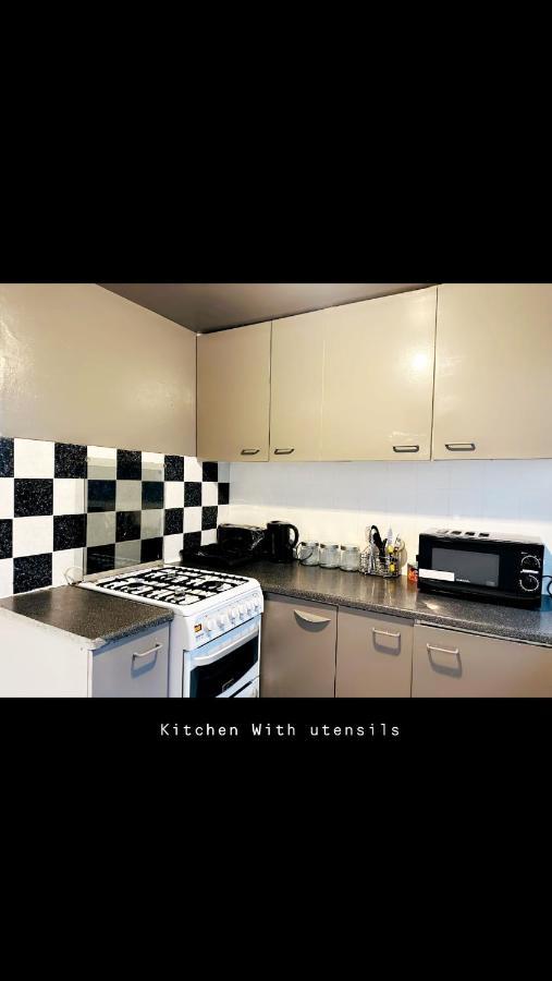 2 Bedroom Double Bed In East Londra Dış mekan fotoğraf